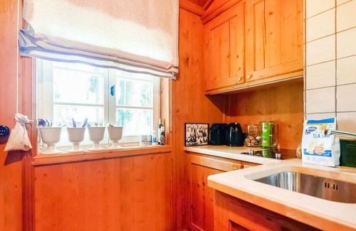 Pahl House | Quaint holiday home with fireplace and terrace