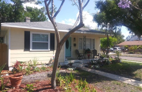 United Central House | Quaint home for your relaxation