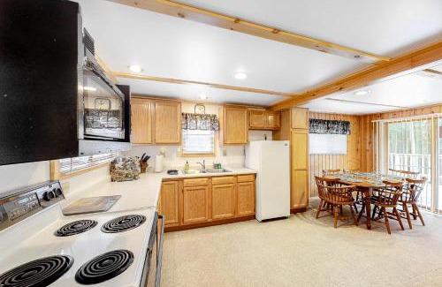 Eagle River House | Quaint Lake Escape
