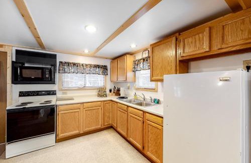 Eagle River House | Quaint Lake Escape
