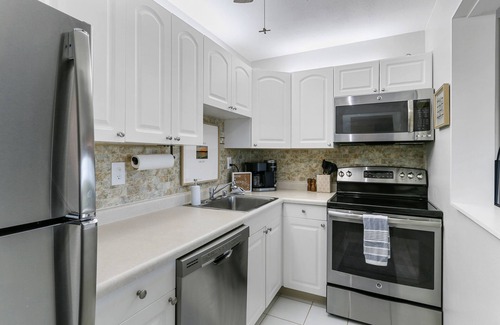 Lake Geneva Condo | Quaint Lake Geneva Retreat! Fireplace! WiFi!