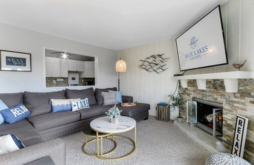 Lake Geneva Condo | Quaint Lake Geneva Retreat! Fireplace! WiFi!