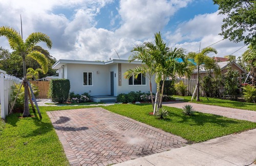 Delray Beach Apartment | Quaint Pool Studio Villa- Walk to All!