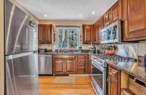 West Hartford Condo | Quaint Quechee Lakes Condo - walk to Lake Pinneo & the Clubhouse!