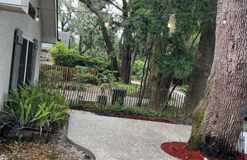 Odum House | Quaint, quiet tabby cottage under the live oaks Mid Island St. Simons Near Food