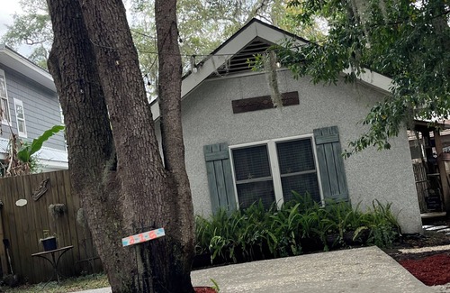 Odum House | Quaint, quiet tabby cottage under the live oaks Mid Island St. Simons Near Food