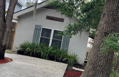 Odum House | Quaint, quiet tabby cottage under the live oaks Mid Island St. Simons Near Food