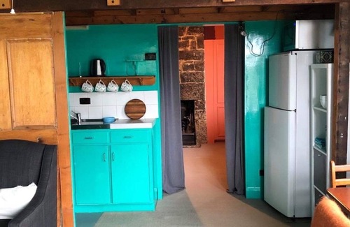 Williamstown Apartment | Quaint, self contained apartment with kitchenette.