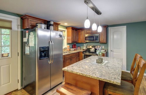 Gatlinburg Cabin | Quaint Smoky Mountain Cabin - 4 Mi to Gatlinburg!