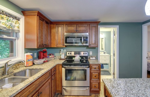 Gatlinburg Cabin | Quaint Smoky Mountain Cabin - 4 Mi to Gatlinburg!