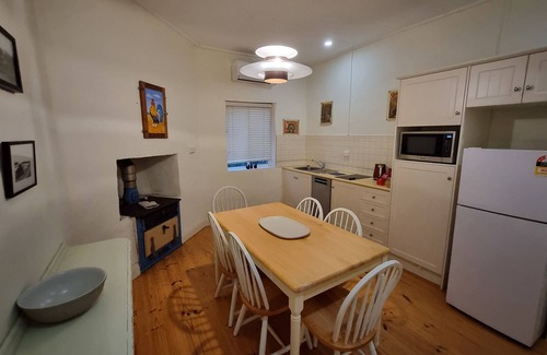 Kondoparinga Cottage | Quaint stone cottage nestled in the hills between Meadows Goolwa and Strathalbyn