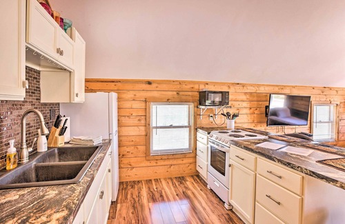 Suttons Bay Apartment | Quaint Studio w/Shared Beach: Walk to Suttons Bay