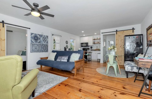 Guntersville Cottage | Quaint Tiny Home on Georgia Mountain
