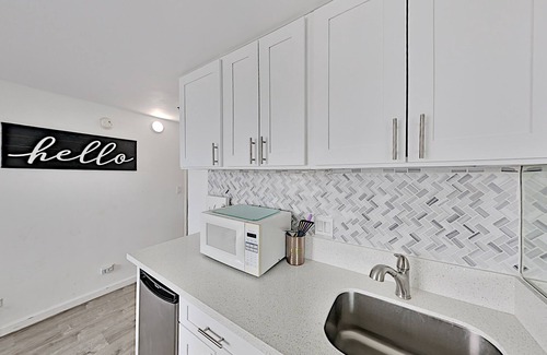 McCully - Moiliili Condo | Quaint Waikiki Monarch Studio | Pool + Gym