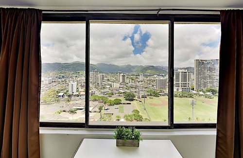 McCully - Moiliili Condo | Quaint Waikiki Monarch Studio | Pool + Gym