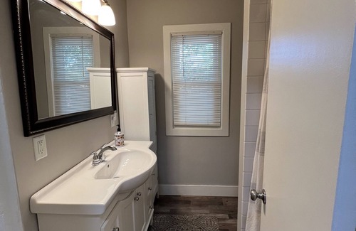 Holland House | Quaint westside neighborhood 2BR/1B 30-day rental close to Lake Mac boardwalk