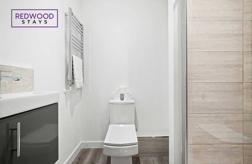 Rushmoor District Apartment | Quality 1 Bed 1 Bath Apt For Contractors|Free WiFi