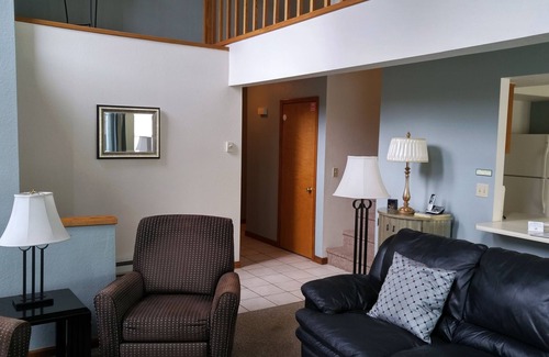 Pinetop Villa | Quality Hill Resort Villa, sleeps 6, fully equipped kitchen, dining room