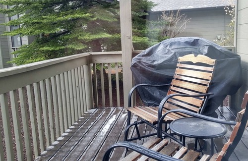 Pinetop Villa | Quality Hill Resort Villa, sleeps 6, fully equipped kitchen, dining room