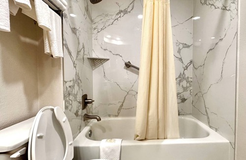 Cleveland Hotel | Quality Inn Cleveland North