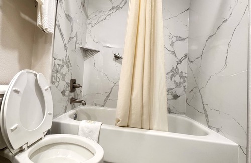 Cleveland Hotel | Quality Inn Cleveland North