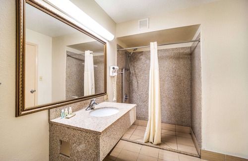 West Columbia Hotel | Quality Inn Columbia Airport