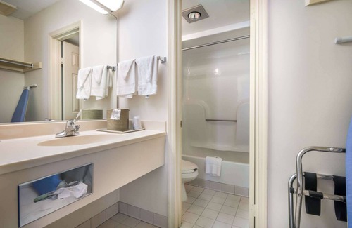 Northwest Hotel | Quality Inn Little Creek