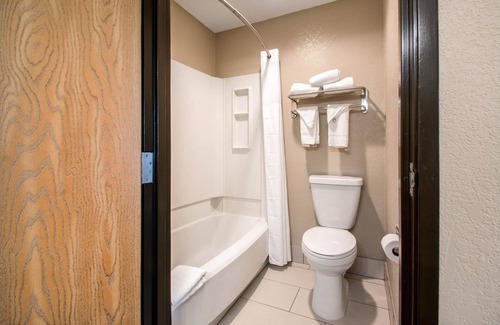 Madison Hotel | Quality Inn Madison West Near University Area