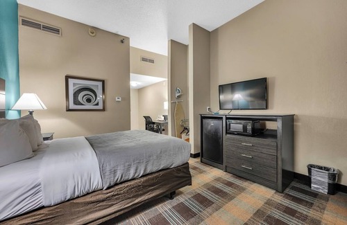 Roseville Hotel | Quality Inn Roseville-Detroit North