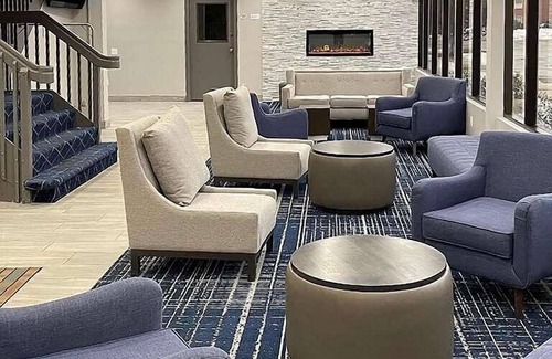Roseville Hotel | Quality Inn Roseville-Detroit North