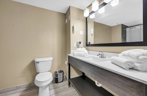 Roseville Hotel | Quality Inn Roseville-Detroit North