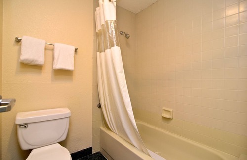 Shelltown Hotel | Quality Inn San Diego I-5 Naval Base