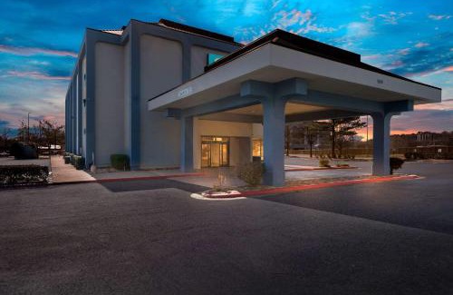 North Little Rock Hotel | Quality Inn & Suites North Little Rock