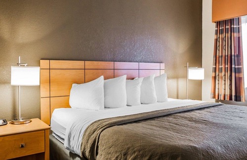 Greater South Side Hotel | Quality Inn & Suites Des Moines Airport