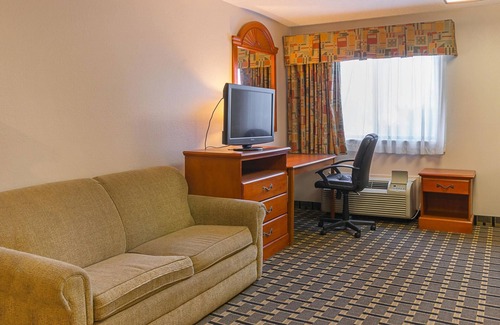 Romulus Hotel | Quality Inn & Suites Detroit Metro Airport