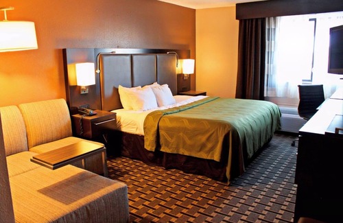 Romulus Hotel | Quality Inn & Suites Detroit Metro Airport
