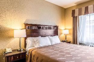 Flat Rock Hotel | Quality Inn & Suites Hendersonville - Flat Rock