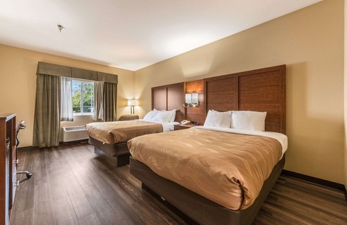 Flat Rock Hotel | Quality Inn & Suites Hendersonville - Flat Rock