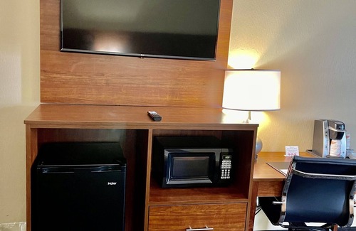Flat Rock Hotel | Quality Inn & Suites Hendersonville - Flat Rock