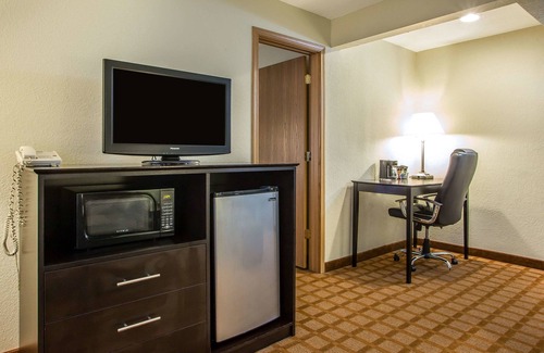 Marinette Hotel | Quality Inn & Suites Marinette