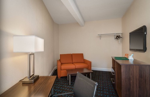 Middletown Hotel | Quality Inn & Suites Middletown - Newport