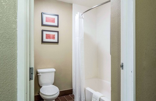 Salem Hotel | Quality Inn & Suites Salem near I-57