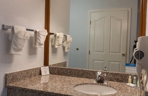Tulare Hotel | Quality Inn & Suites Tulare