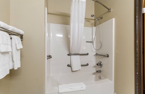 Eau Claire Hotel | Quality Inn & Suites