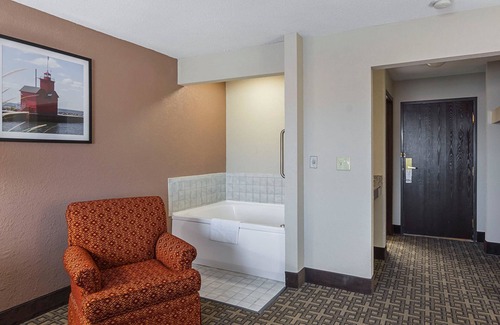 Holland Hotel | Quality Inn & Suites