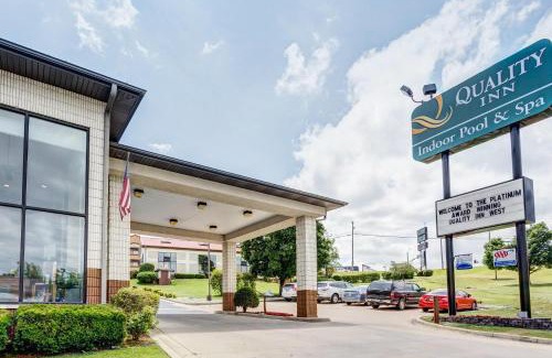 Branson Theater District Hotel | Quality Inn West