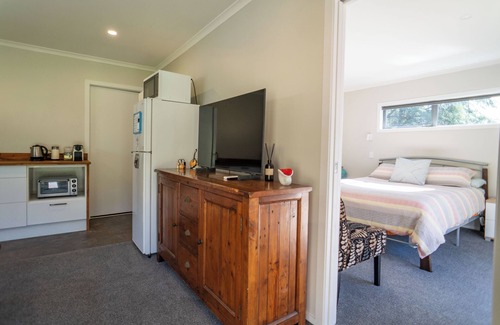 Raglan Cabin | QUARRY CABIN - spa, outside shower, new build, rural peaceful private setting