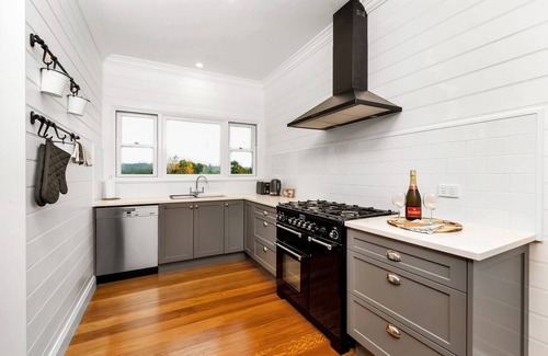 Berrima House | Quarry Hill Cottage, 1 minute walk into Berrima.