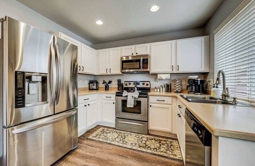 The Meadows House | Quartz Castle |Trails & Outlets,BBQ| Dog Friendly