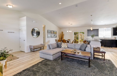 Redding House | Quartz Hill Manor | hot tub w/peace & quiet